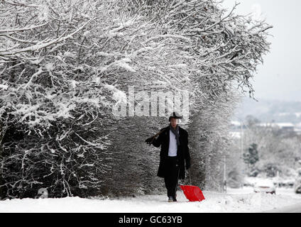 Un giovane prende la sua slitta per una passeggiata dopo la notte la neve cade a Worcester, come una fresca raffica di neve durante la notte ha portato nuova miseria per i viaggiatori. Foto Stock