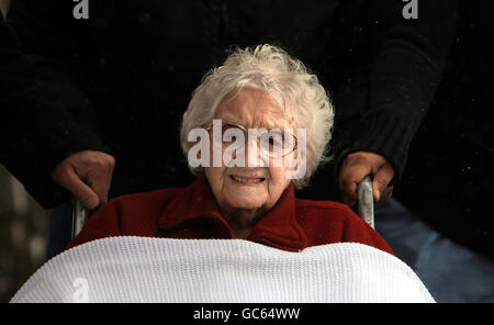 Louisa Watts, di 106 anni, è stata spostata dalla sua casa di cura Underhill House da Wolverhampton City Council oggi. Foto Stock