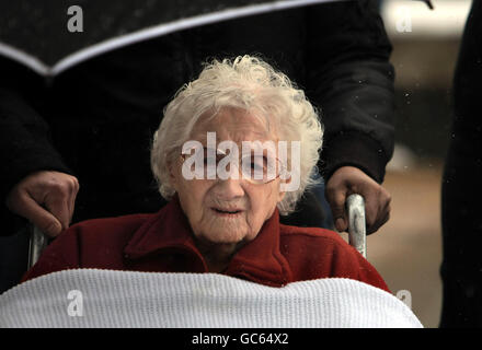 Louisa Watts, di 106 anni, è stata spostata dalla sua casa di cura Underhill House da Wolverhampton City Council oggi. Foto Stock