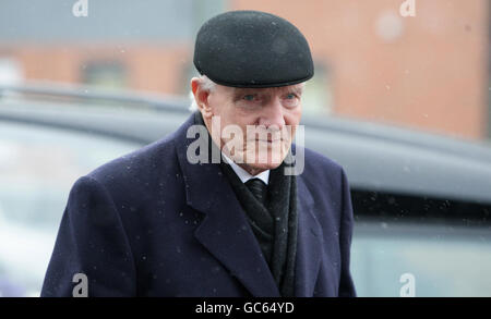 L'ex giocatore del Manchester United Bill Foulkes arriva per i funerali di Busby Babe Albert Scanlon, presso la All Souls Church nella zona Weaste di Salford. Foto Stock