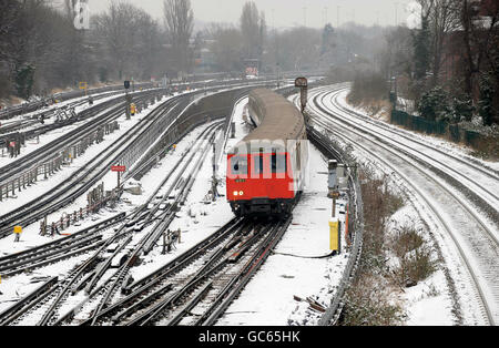 I treni sotterranei attraversano la neve verso la stazione di Wembley Park, Londra, mentre le andane della Gran Bretagna sono state colpite da fresche onde di neve. Foto Stock