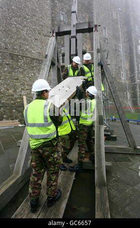 Membri di H Troop, 69 Gurkha Field Squadron al lavoro smantellando una replica di una catapulta medievale di nove metri di altezza al Castello di dover in Kent, prima di essere spostato pezzo per pezzo in una nuova posizione all'interno del castello. Foto Stock