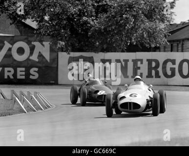 La Gran Bretagna Stirling Moss in una BRM guida il compagno di squadra Harry Schell, il pilota americano, round Tatts Corner nel dodicesimo Gran Premio RAC. Foto Stock