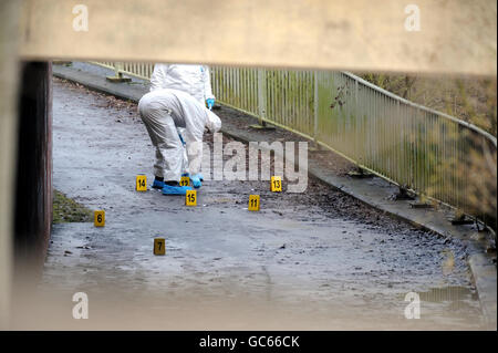 Forensics sulla scena accanto al fiume Kennett a Reading, Berkshire, dopo una giovane donna, che si pensa sia di 19 anni Asha Muneer, è stato trovato assassinato sul sentiero lungo il fiume. Foto Stock