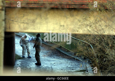 Forensics sulla scena accanto al fiume Kennett a Reading, Berkshire, dopo una giovane donna, che si pensa sia di 19 anni Asha Muneer, è stato trovato assassinato sul sentiero lungo il fiume. Foto Stock