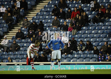 I fan rimangono lontani dal replay della coppa durante la partita di replay della quarta tornata della Coppa nazionale scozzese all'Ibrox Stadium di Glasgow. Foto Stock