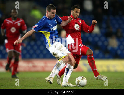 Nicky Maynard di Bristol City sfida Anthony Gerrard di Cardiff City (a sinistra) durante la terza partita di replay della Coppa fa al Cardiff City Stadium di Cardiff, Galles. Foto Stock