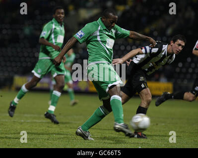 Il Forest Green's Isaiah Rankin segna il loro primo e il loro obiettivo di equalizzazione durante la terza partita della fa Cup a Meadow Lane, Nottingham. Foto Stock