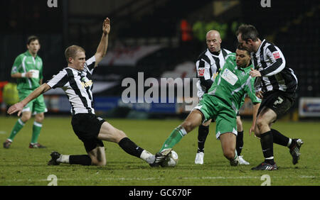 Forest Green's Danny Powell (seconda a destra) è affollato da Notts County's Neal Bishop (a sinistra) e Matt Hamshaw (a destra) durante la terza partita della fa Cup a Meadow Lane, Nottingham. Foto Stock