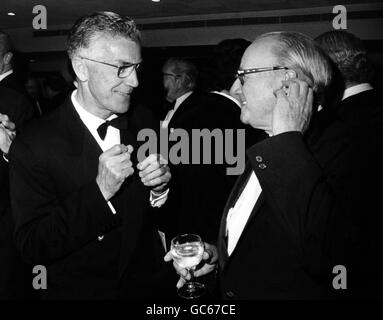 Cricket - serata benefica Lord's Taverners - Londra Hilton Hotel. L'ex inglese e il cricketer Kent Doug Wright (a sinistra) ricordano l'ex cricketer australiano Sir Donald Bradman Foto Stock