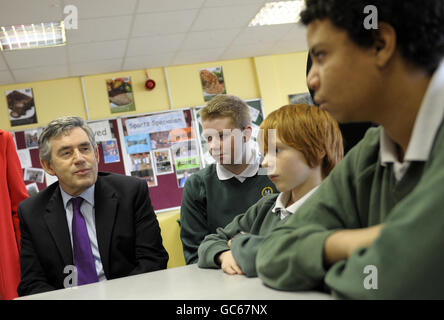 Il primo ministro Gordon Brown parla con gli studenti durante una visita alla Marriotts School di Stevenage, Hertfordshire. Foto Stock