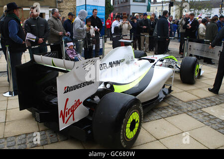 Motor Racing - Brawn GP Parade - Brackley. I tifosi festeggiano il successo della Brawn GP nel FIA Formula 1 World Championship in questa stagione, durante una sfilata a Brackley, nel Northamptonshire. Foto Stock
