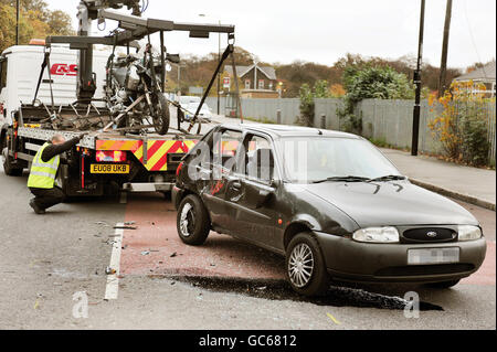 NOTA EDS: LA TARGA DELL'AUTO È STATA PIXELLATA DAL PA PICTURE DESK. La motocicletta del portiere di Tottenham Carlo Cudicini viene caricata su un camion di recupero dopo un incidente con una macchina su Forest Road, Walthamstow, a est di Londra. Foto Stock