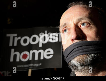 Un dimostratore indossa un bavaglio, mentre i manifestanti chiedono il rilascio del caporale di Lance Joe Glenton, che si trova di fronte a accuse di diserzione per non essere rientrato in Afghanistan, al di fuori del Ministero della Difesa, Westminster, Londra. Foto Stock