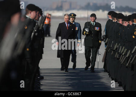 Il Principe di Galles (centro) partecipa a un'ispezione dei Dragoni reali Canadesi durante una cerimonia di congedo tenuta in onore del Principe Carlo e della Duchessa di Cornovaglia, presso il Canada Reception Center di Ottawa, durante la loro visita in Canada. Foto Stock