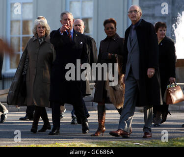 Il Principe di Galles (seconda a sinistra) e la Duchessa di Cornovaglia (a sinistra) camminano con il Governatore Generale del Canada Michaelle Jean (centro) e sua Eccellenza Jean-Daniel Lafond (a destra) quando arrivano a piantare un albero di quercia nella Rideau Hall di Ottawa, come parte della loro visita in Canada. Foto Stock