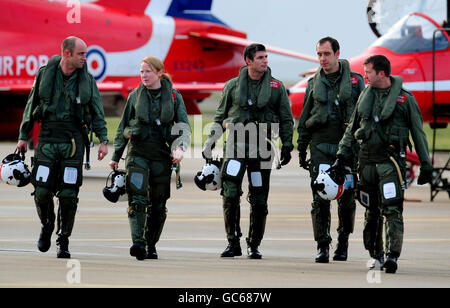 DA SINISTRA a DESTRA.Flt Lt ben Plank, tenente di volo Kirsty Moore, Flt Lt Zane Sennett, Flt Lt Dave Davies e Sqn LDR ben Murphy dopo l'addestramento al RAF Scampton, Lincolnshire. Foto Stock