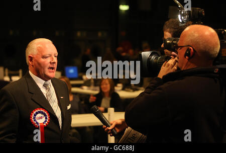 Il candidato BNP Charlie Baillie partecipa al conteggio per la by-elezione Glasgow North East, al SECC di Glasgow. Foto Stock