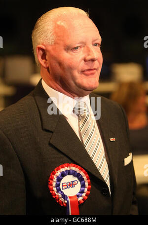 Il candidato BNP Charlie Baillie partecipa al conteggio per la by-elezione Glasgow North East, al SECC di Glasgow. Foto Stock