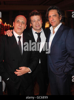 Celebrità chef (da sinistra) Gennaro Contaldo, Jamie Oliver e Giorgio Locatelli partecipano alla Big Night out di Jamie Oliver, un evento di raccolta fondi per la Fifteen Foundation, presso il Municipio di Shoreditch, nella parte est di Londra. Foto Stock