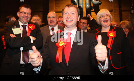 Il candidato al lavoro Willie Bain (centro) partecipa al conteggio per la by-elezione di Glasgow North East, al SECC di Glasgow. Foto Stock