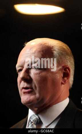 Il candidato BNP Charlie Baillie partecipa al conteggio per la by-elezione Glasgow North East, al SECC di Glasgow. Foto Stock