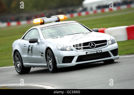 Motor Racing - Powered by Mercedes-Benz Live '09 - Brooklands. Una Mercedes AMG F1 Safety Car durante la Powered by Mercedes-Benz Live '09 che si tiene a Brooklands a Surrey Foto Stock