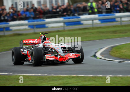 Lewis Hamilton guida la McLaren Mercedes MP4/23 F1 durante la Powered by Mercedes-Benz Live '09 in corso a Brooklands in Surrey Foto Stock