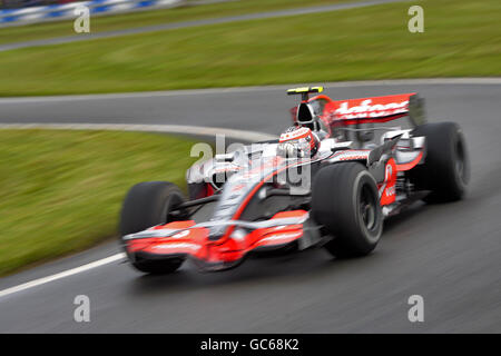 Heikki Kovalainen guida la McLaren Mercedes MP4/23 F1 durante il Powered by Mercedes-Benz Live '09 in corso a Brooklands in Surrey Foto Stock