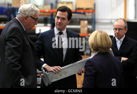 Il cancelliere ombra George Osborne durante una visita a Grayson Thermals Systems a Tyseley, Birmingham, con Graham Hateley, amministratore delegato (sinistra) Maggie Throup, candidato conservatore per Solihull e Meirion Jenkins, candidato parlamentare per Birmingham Yardley (destra). Foto Stock