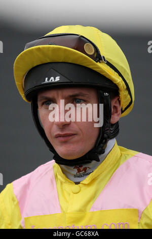 Corse di cavalli - Ippodromo di Southwell. Jockey Patrick McDonald Foto Stock