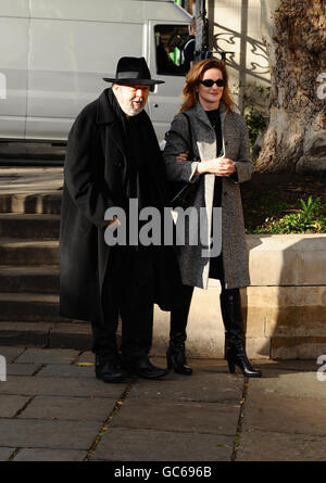 Sir Peter Hall partecipa al servizio commemorativo di Sir John Mortimer alla Cattedrale di Southwark a Londra. Foto Stock