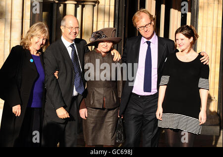 La famiglia Mortimer, (da sinistra a destra) Sally, Jeremy, Sir Johns moglie, Penny, Ross e Rosie partecipano al servizio memoriale per Sir John Mortimer alla Cattedrale di Southwark a Londra. Foto Stock