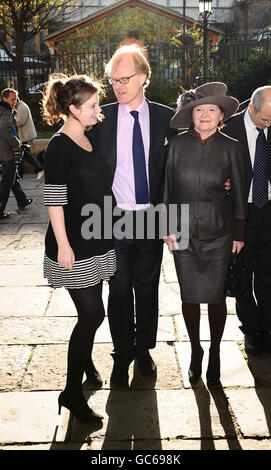 I figli di Sir John, Rosie e Ross con la madre di Rosie, la moglie di Sir John, Penny Gollop al servizio commemorativo di Sir John Mortimer alla Cattedrale di Southwark a Londra. Foto Stock