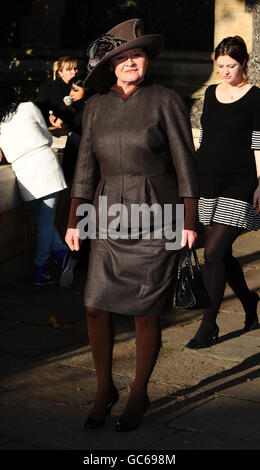 La moglie di Sir John, Penny e la figlia Rosie Mortimer partecipano al servizio commemorativo di Sir John Mortimer presso la cattedrale di Southwark a Londra. Foto Stock