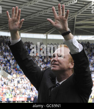 Il manager della città di Birmingham Alex McLeish festeggia la loro promozione dopo il fischio finale. Foto Stock