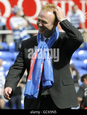 Calcio - Coca-Cola Football League Championship - Reading v Birmingham City - Madejski Stadium. Il manager della città di Birmingham Alex McLeish celebra la sua promozione dopo il fischio finale. Foto Stock