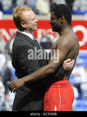 Radhi Jaidi di Birmingham City (destra) si congratula con il manager Alex McLeish (sinistra) per la loro promozione dopo il fischio finale. Foto Stock