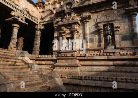 Colonne e sculture di airavatisvara tempio vicino kumbakonam Foto Stock