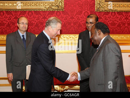 Il Principe del Galles (seconda a sinistra) incontra (da sinistra a destra) Hans Brattskar, Consigliere speciale del Governo norvegese per l'iniziativa internazionale sul clima e le foreste, Presidente di Guyana Bharrat Jagdeo, e Presidente di Gabon Bongo Ondimba, in una riunione del progetto del Principe per le foreste pluviali, a St James's Palace, Londra. Foto Stock