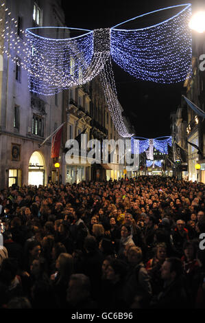 Anna Friel commuta sul legame Noel le luci di Natale - Londra Foto Stock