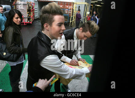 John ed Edward Grimes, soprannominati Jedward, firmano autografi mentre lasciano gli studi televisivi ITV a Londra. Foto Stock