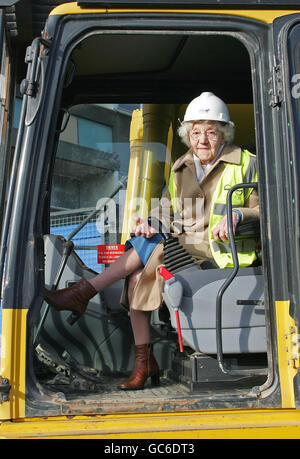 Alice Lashmar, 89 anni, residente a vita di Canning Town, nella zona est di Londra, inizia la demolizione dell'ultimo blocco abitativo che si trova in mezzo alla prima fase della rigenerazione di 600 m di Canning Town, sostenuta dalla London Thames Gateway Development Corporation, che trasformerà la zona in un luogo prospero e sostenibile per le persone a vivere, lavorare e rimanere. Foto Stock