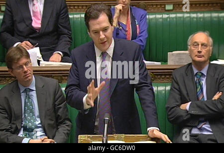 Il Cancelliere George Osborne parla alla Camera dei Comuni riguardo a un prestito segreto concesso dalla Banca d'Inghilterra alla Royal Bank of Scotland (RBS) e alla HBOS al culmine della crisi finanziaria nell'ottobre dello scorso anno. Foto Stock