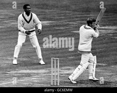 M.C.C. battitore Dennis Leslie amiss guida la palla per 4. Foto Stock