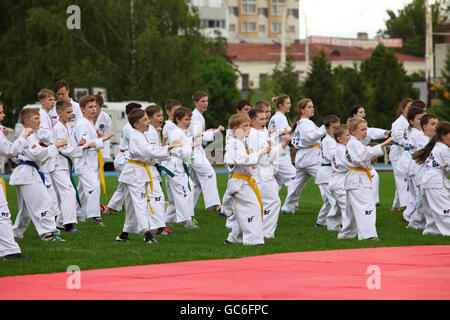 I ragazzi della formazione karate arti marziali Foto Stock