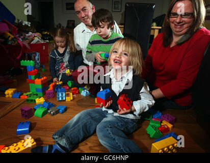 Druhan Stone, Three, (davanti) che è stato trattato al Great Ormond St Hospital di Londra per una vena di malformazione di Galen, con i suoi genitori Ellen e Andrew e sua sorella Hope, cinque e fratello Alfie, dieci, a casa loro a Welford su Avon. Foto Stock