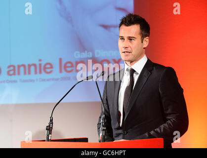 Tim Vincent parla alla cena di gala della Croce Rossa "Tribute to Annie Lennox" e concerto alla Guildhall di Londra. Foto Stock