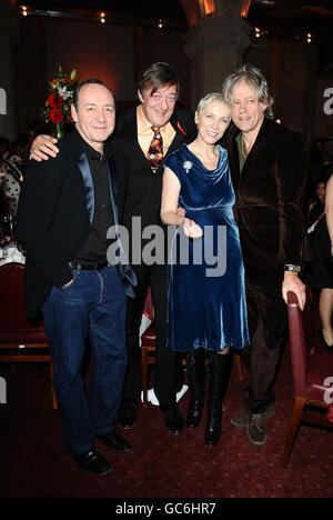 Kevin Spacey (a sinistra), Stephen Fry, Annie Lennox e Sir Bob Geldof (a destra) alla cena di gala della Croce Rossa "Tribute to Annie Lennox" e concerto al Guildhall di Londra. Foto Stock