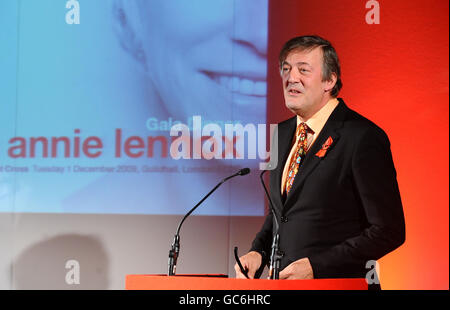 Stephen Fry è visto al Red Cross Tribute Gala di Annie Lennox a Guildhall a Londra. Foto Stock